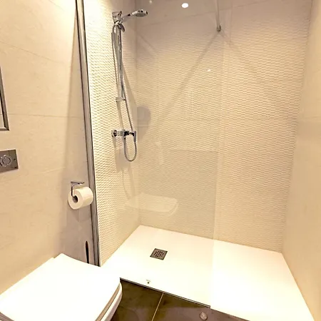 Rb3 - Centrally Located Luxurious Apartment *