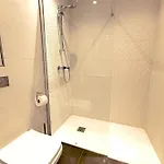 Rb3 - Centrally Located Luxurious Lägenhet *