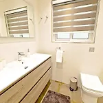 Rb3 - Centrally Located Luxurious דירה