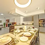 Rb3 - Centrally Located Luxurious דירה *