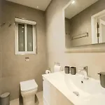 Rb3 - Centrally Located Luxurious *