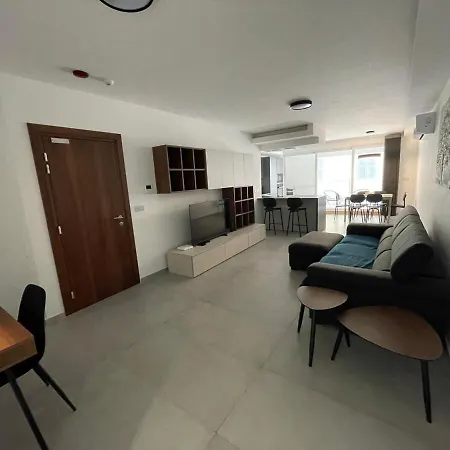 Rb3 - Centrally Located Luxurious Apartment *