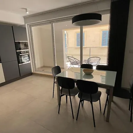 Rb3 - Centrally Located Luxurious Apartment