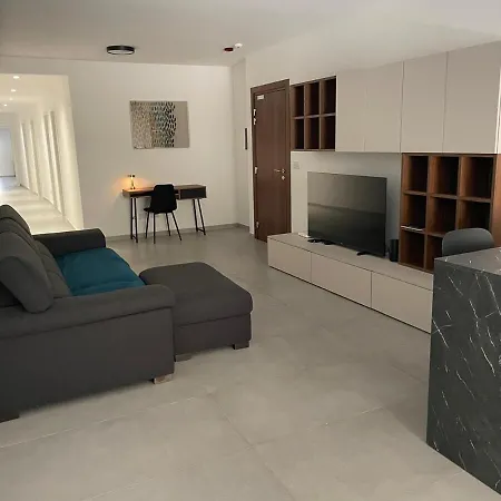 Apartment Rb3 - Centrally Located Luxurious *