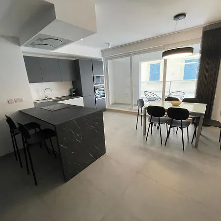 Rb3 - Centrally Located Luxurious Apartment