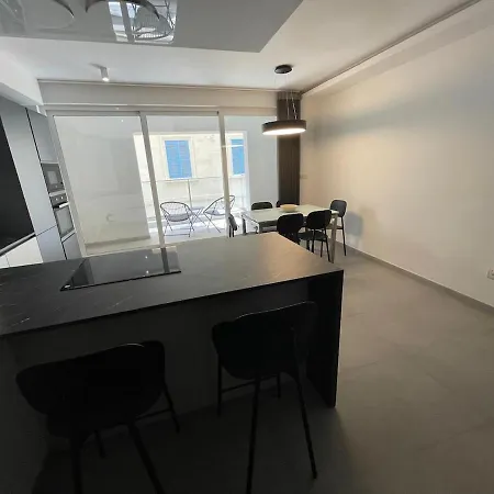 Rb3 - Centrally Located Luxurious Apartment *