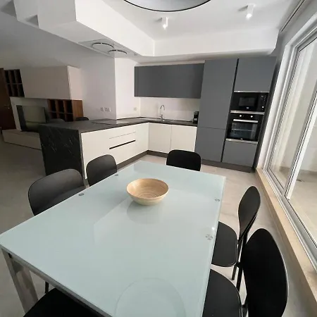 Rb3 - Centrally Located Luxurious Apartment