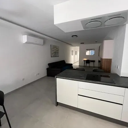 Rb3 - Centrally Located Luxurious Apartment *