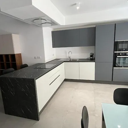 Rb3 - Centrally Located Luxurious