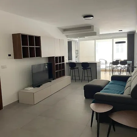 Rb3 - Centrally Located Luxurious Apartment