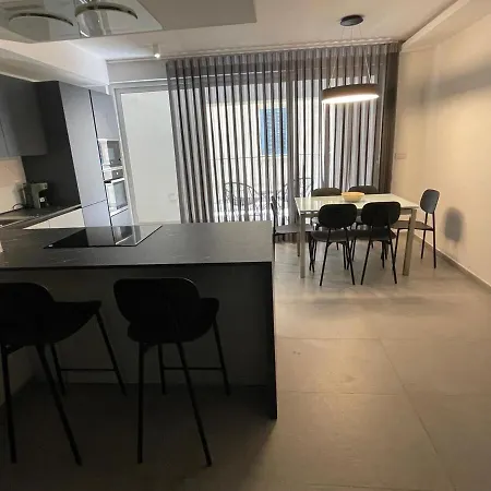 Rb3 - Centrally Located Luxurious *