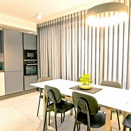 Rb3 - Centrally Located Luxurious Apartment *