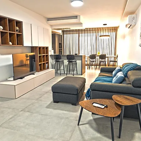 Rb3 - Centrally Located Luxurious