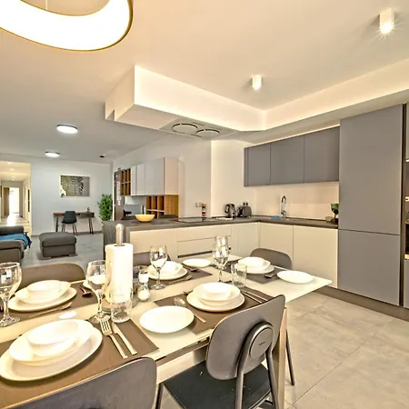 Rb3 - Centrally Located Luxurious Apartment *