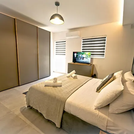 Rb3 - Centrally Located Luxurious Apartment