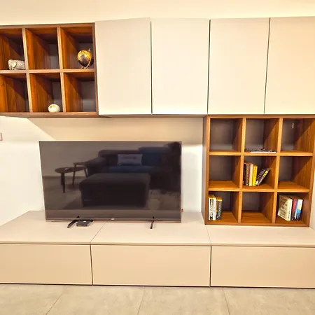 Rb3 - Centrally Located Luxurious Apartment