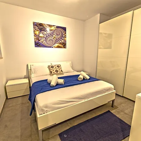 Rb3 - Centrally Located Luxurious Apartment *