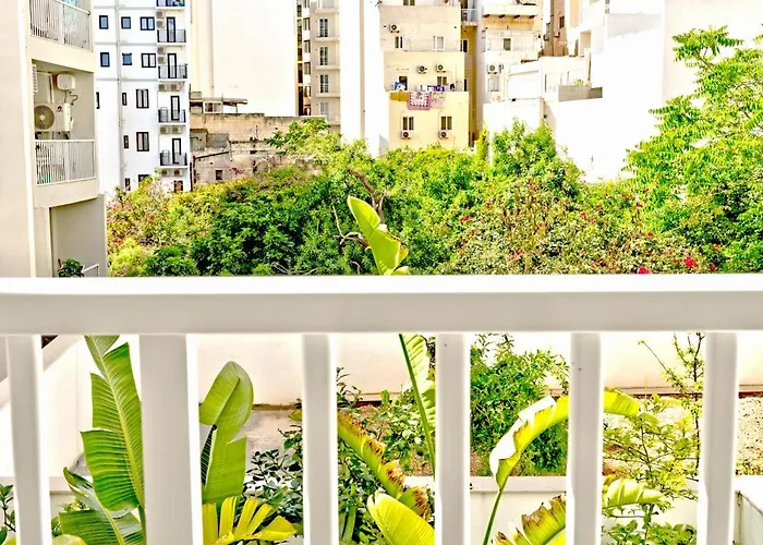 Rb3 - Centrally Located Luxurious *