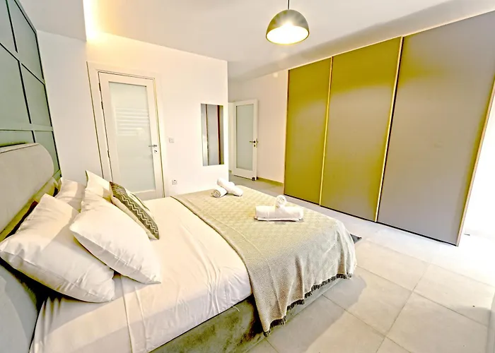 Rb3 - Centrally Located Luxurious Apartament *