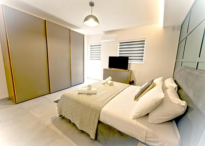 Rb3 - Centrally Located Luxurious