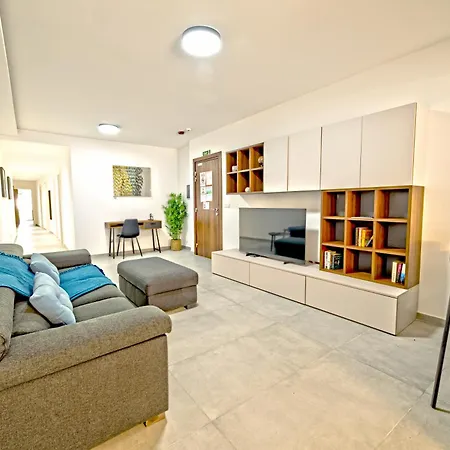 Rb3 - Centrally Located Luxurious Apartamento *