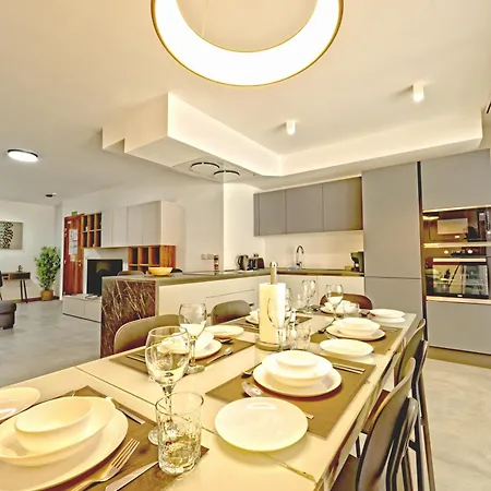 Rb3 - Centrally Located Luxurious Apartamento *