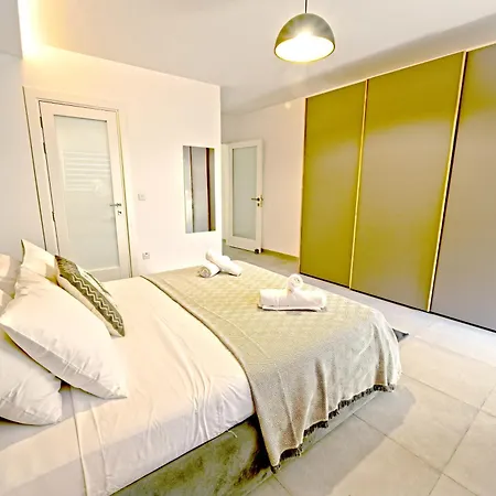 Rb3 - Centrally Located Luxurious Apartamento *