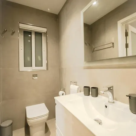 Rb3 - Centrally Located Luxurious *