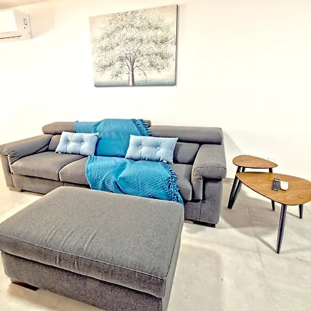 Rb3 - Centrally Located Luxurious Apartamento *